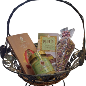 Χριστουγεννιάτικο καλάθι δώρου με σοκολάτα, κρεμα κελυφωτού φιστικιού, σοκολάτα dubai και φιστίκια Αιγίνης.