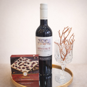 Premium gift set με ερυθρό κρασί Boutari και σοκολάτα laurence. Κομψή επιλογή για δώρο, έτοιμη για αποστολή.